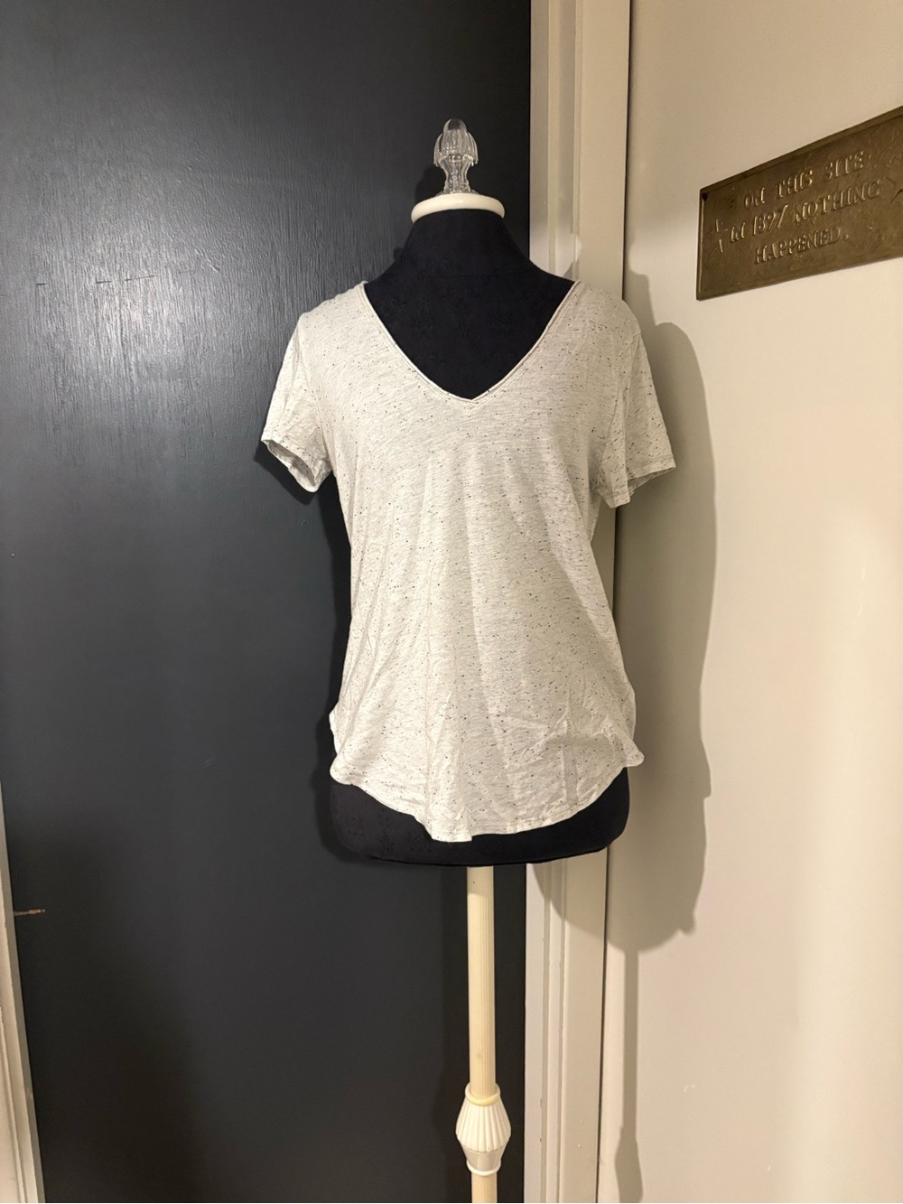 Anthropologie Light Gray Speckled V-Neck Tee in Cotton Blend 💜